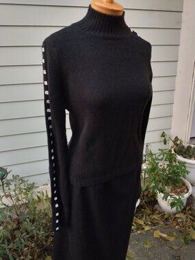 Sweater: cashmere, black mock neck. Extended sleeve. Size medium - by Iisli